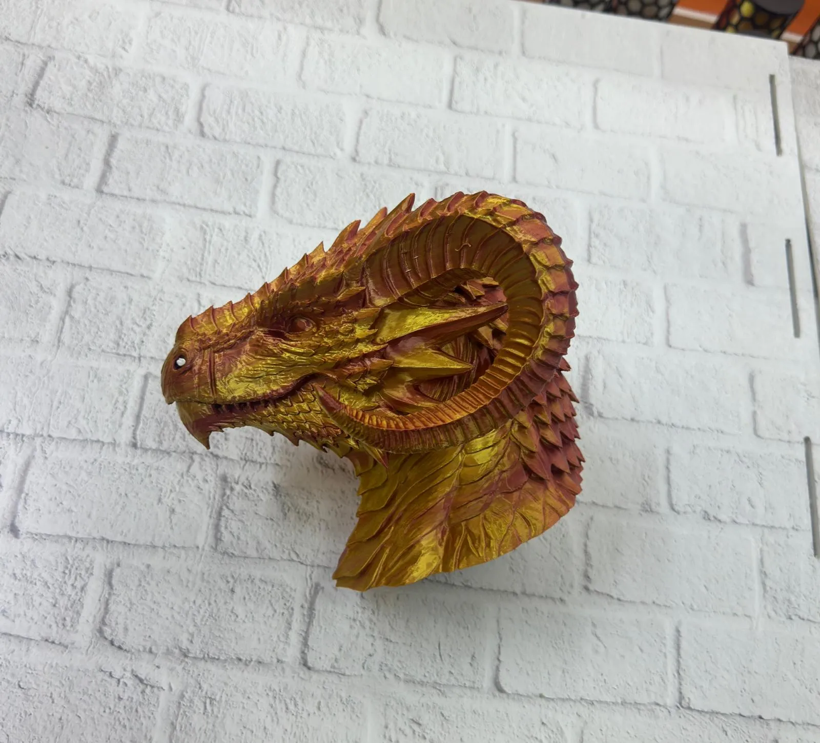 Altın Kırmızı Ejderha Figürü