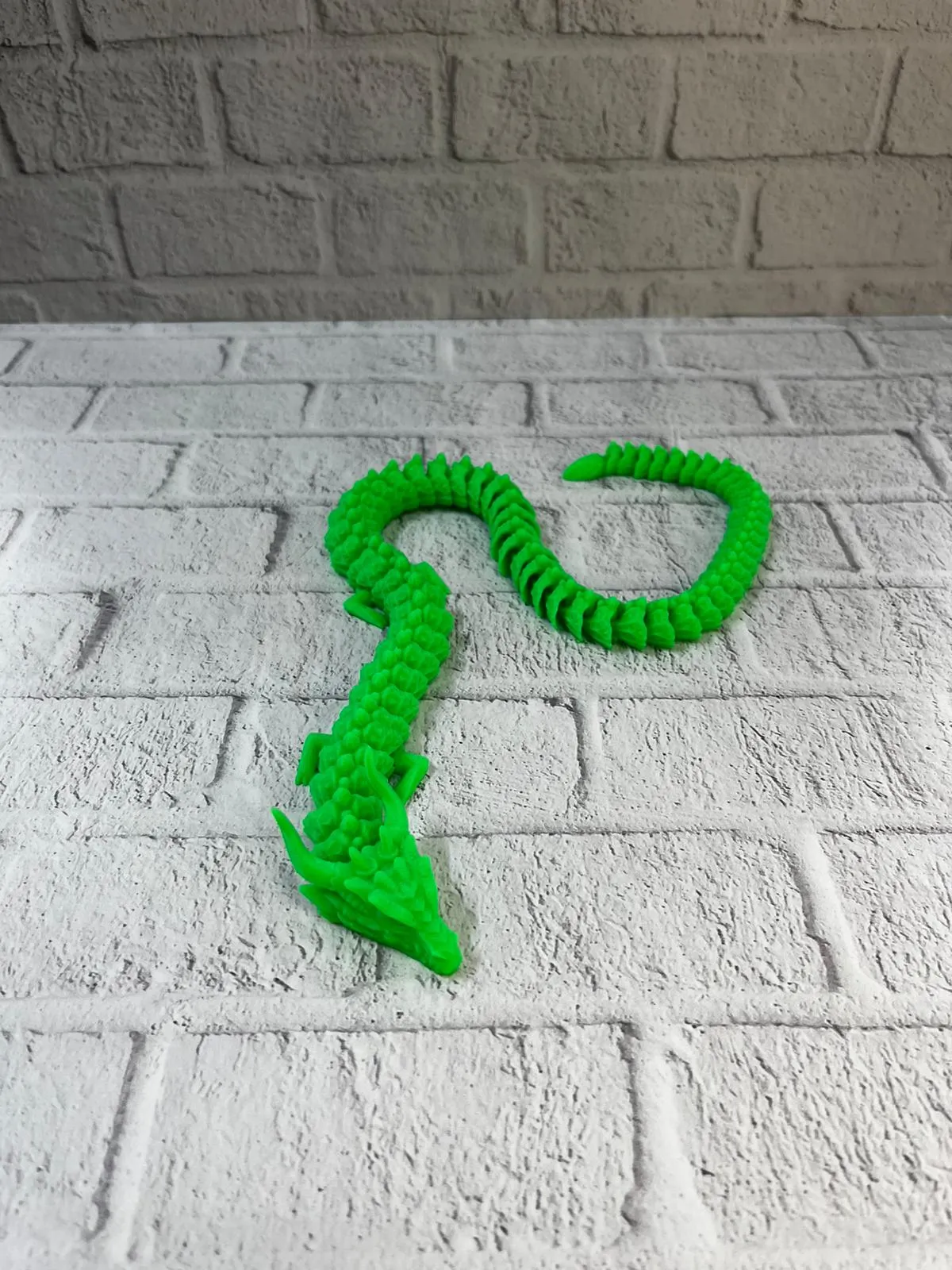 Yeşil Hareketli Ejderha Figürü Esnek Gövdeli Fantastik Dekor 60 cm