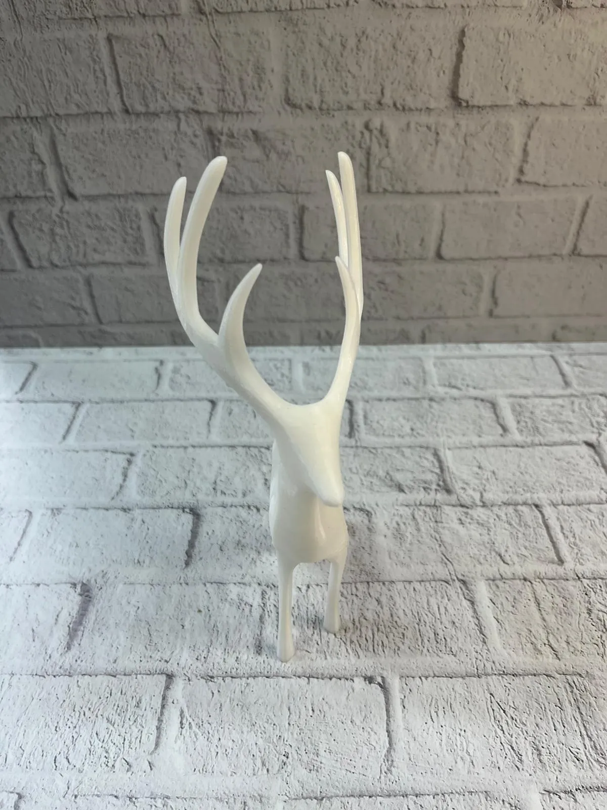 Beyaz Dekoratif Geyik Figürü Şık Ev Aksesuarı