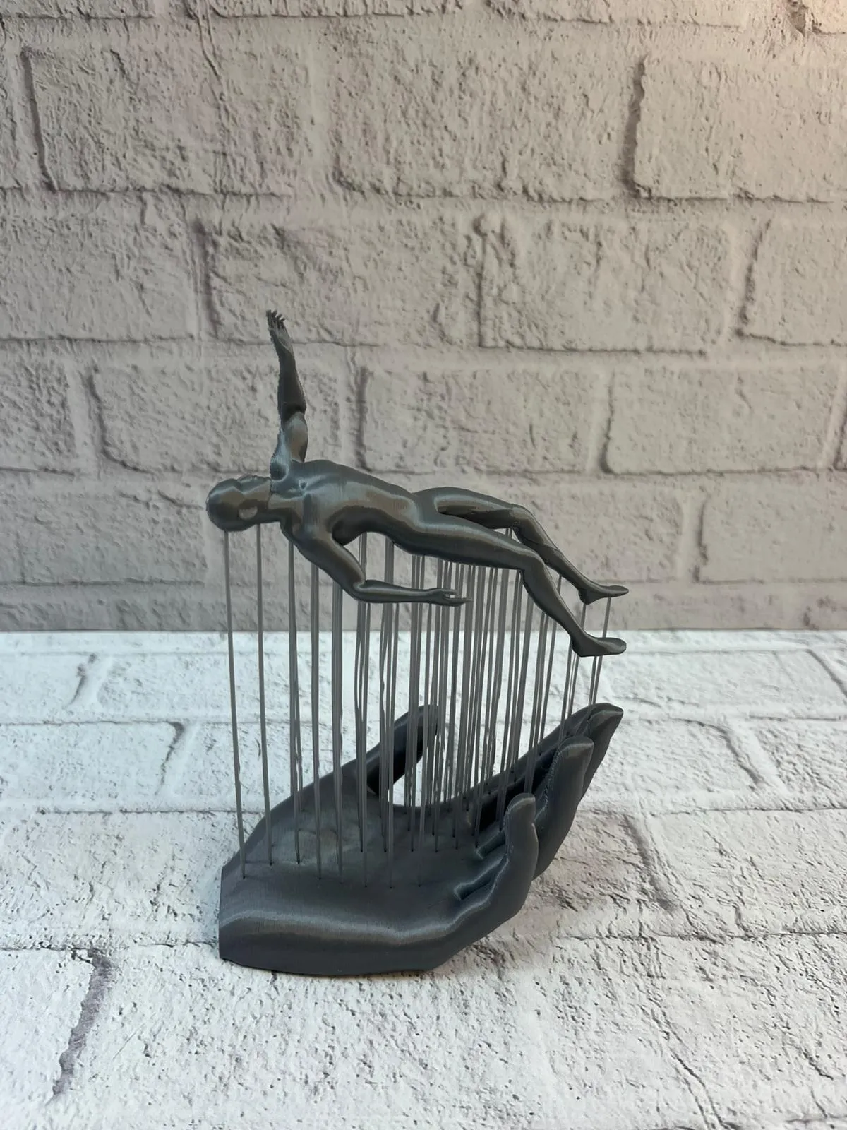 3D El Üzerinde İnsan Figürü Gri Minimal Masa Üstü Dekor